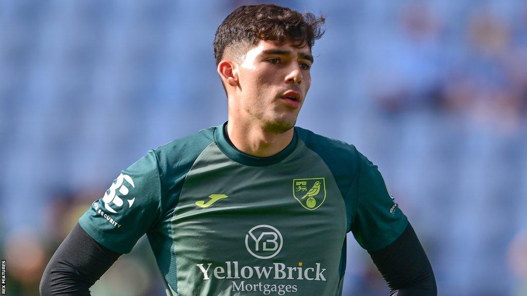 Vicente Reyes warming up for Norwich City