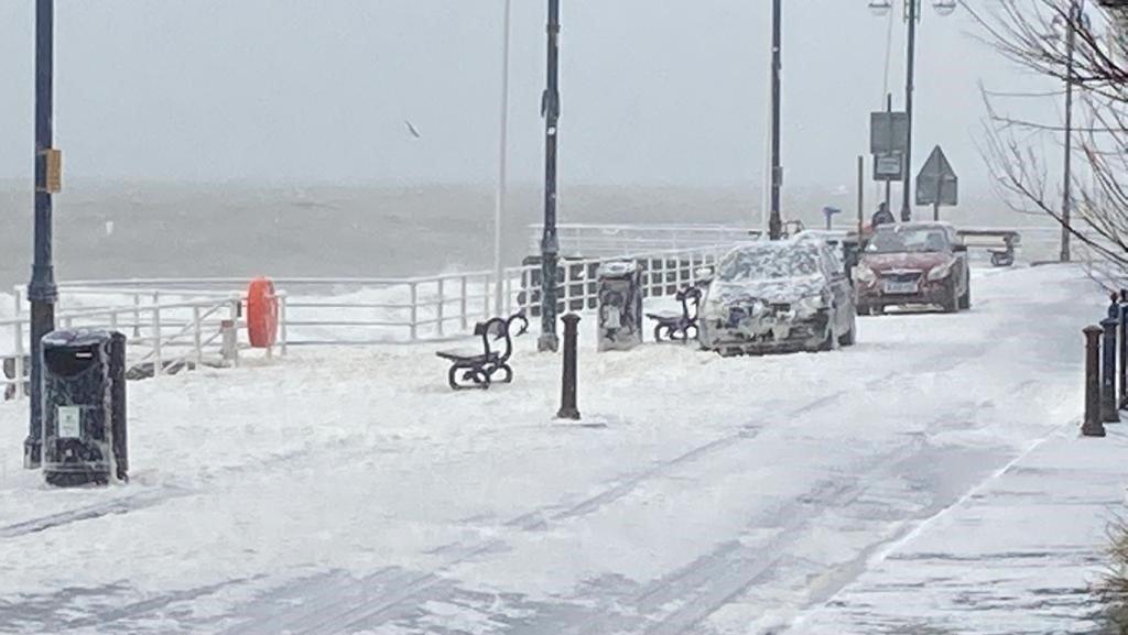 Ewyn y tonnau yn Aberystwyth fore Sul