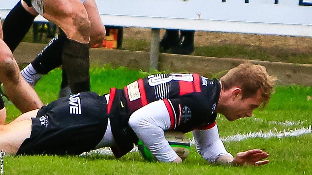 Carwyn Penny scores a try