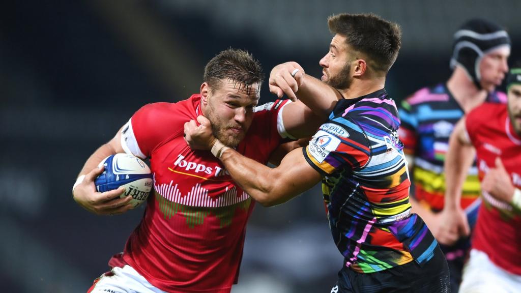 anro Liebenberg of Leicester Tigers is challenged by Rhys Webb of Ospreys