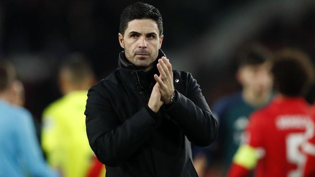 Mikel Arteta applauds the fans