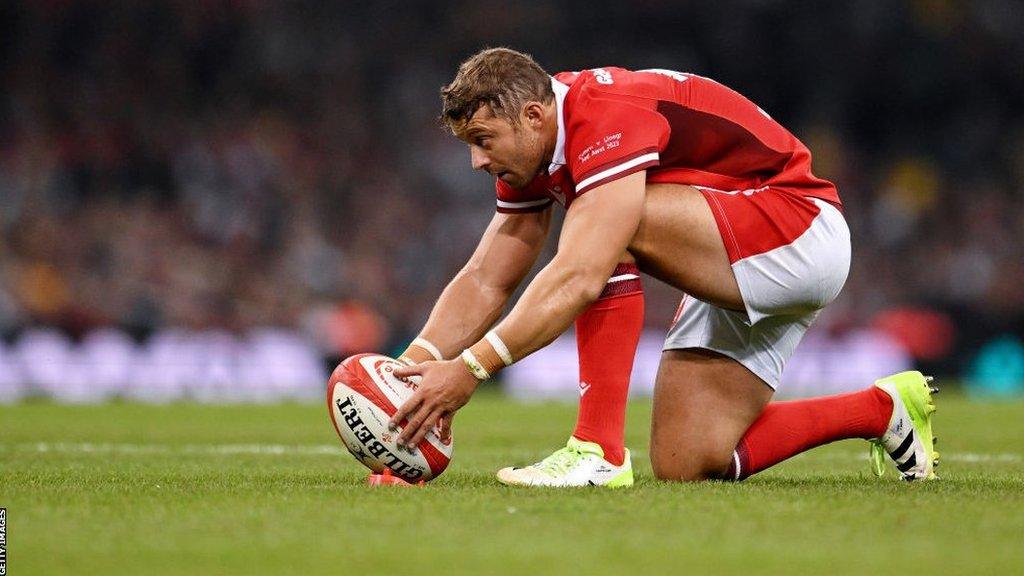 Leigh Halfpenny lines up a kick