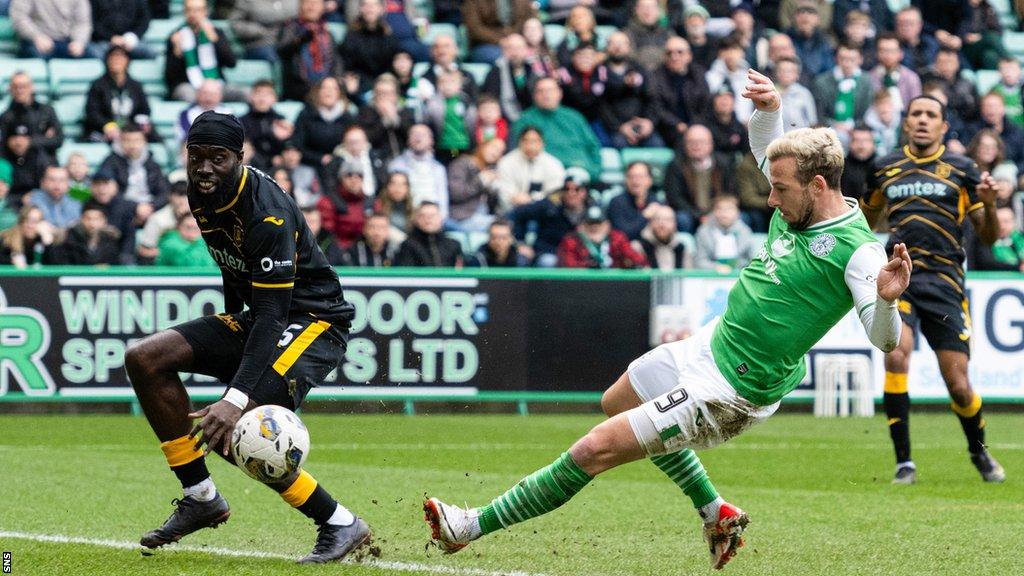 Adam Le Fondre scores for Hibernian