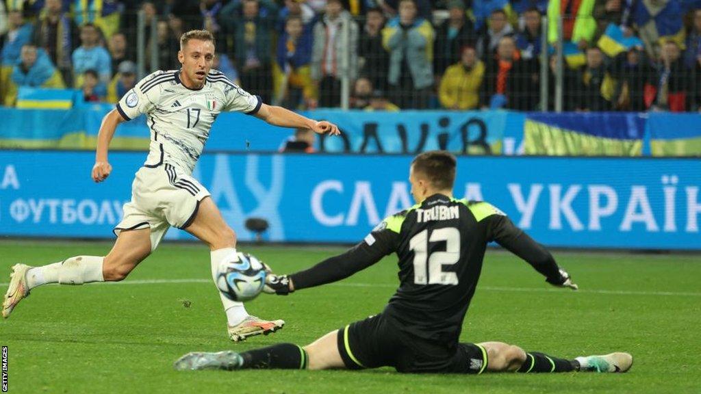 Davide Frattesi is denied by Ukraine's goalkeeper Anatolii Trubin