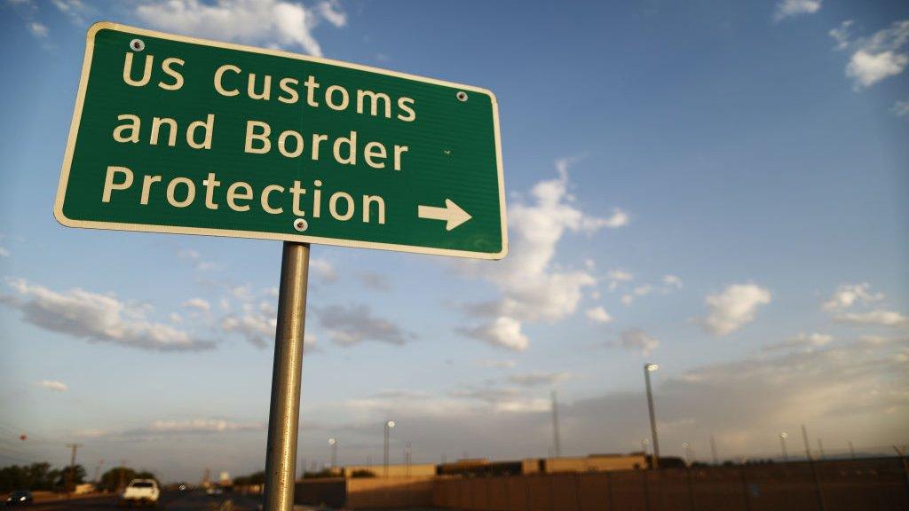 us-mexico-border-sign.