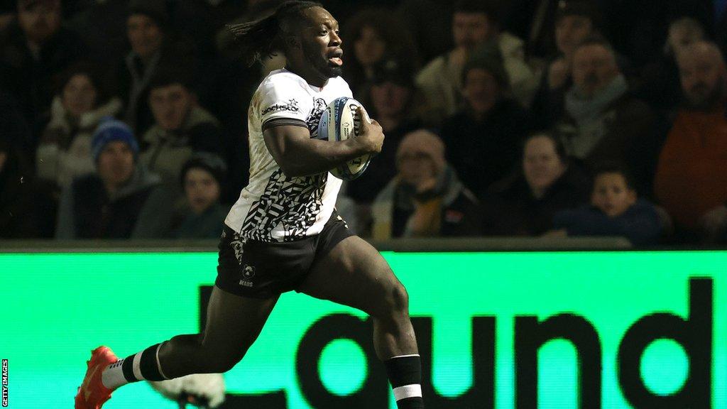 Gabriel Ibitoye races clear to score a try