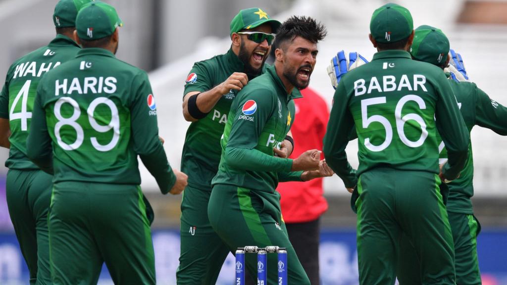 Pakistan celebrate a wicket