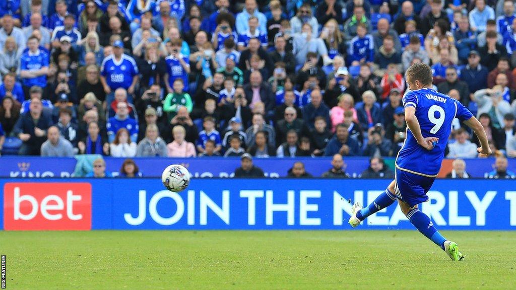 Jamie Vardy strikes the penalty against Bristol City