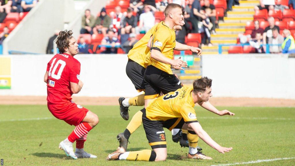 Jack Leitch's goal put Stirling 2-1 ahead against Annan