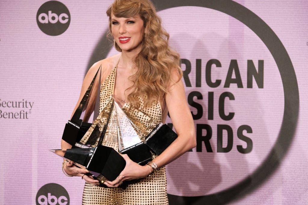 Taylor Swift holding awards