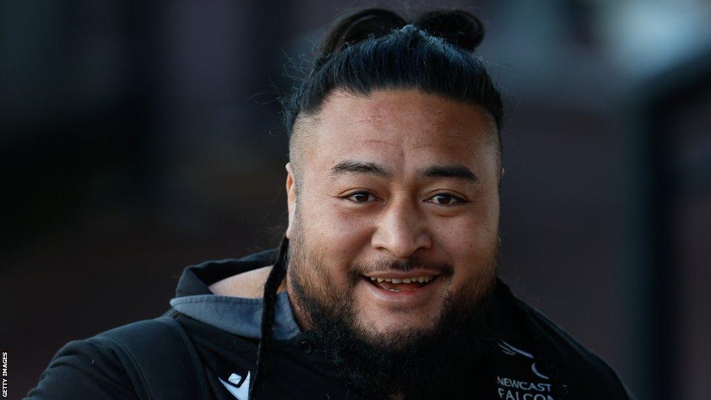 Logovi'i Mulipola smiling