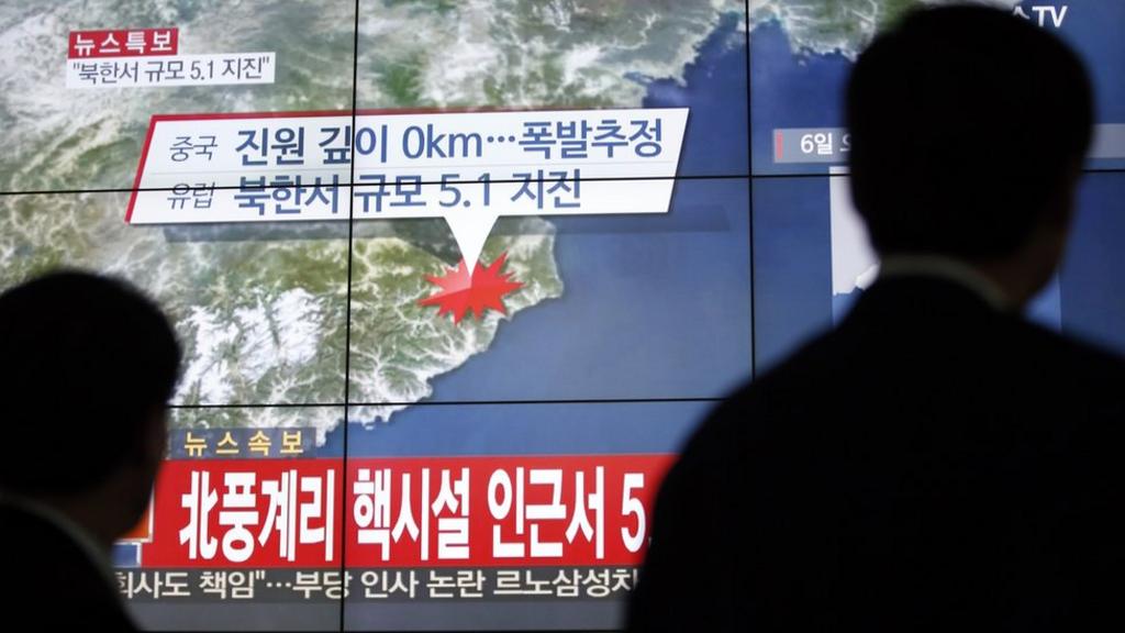 South Koreans in Seoul watch a news report on the reported test (6 Jan 2016)