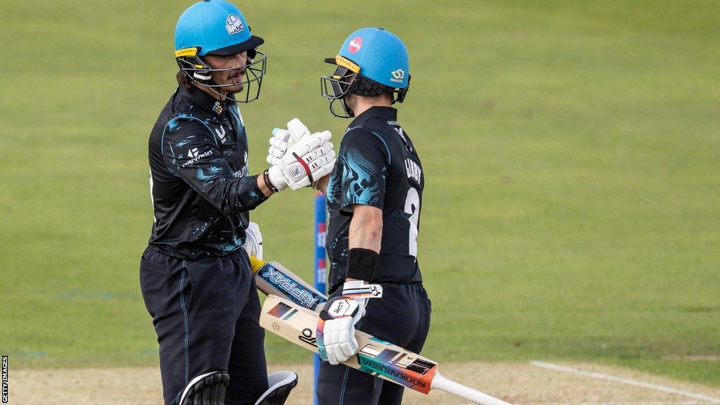 Worcestershire's Rob Jones and Jake Libby shake hands