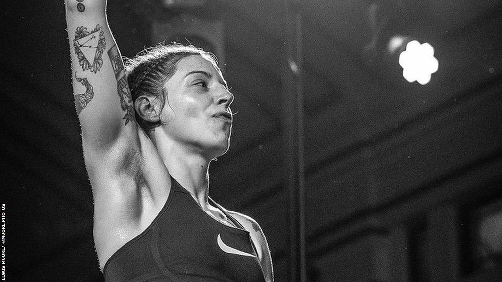 Eilish Tierney raising her arm following her victory