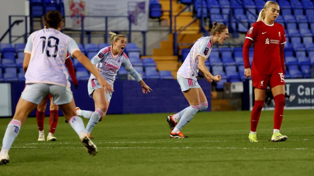 Vivianne Miedema celebrates