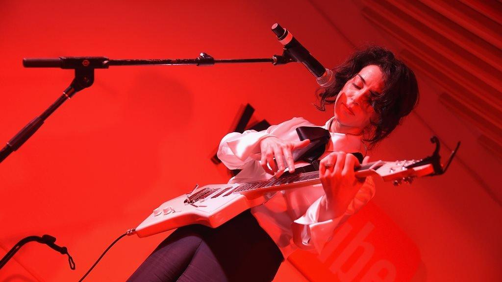 St Vincent plays the guitar