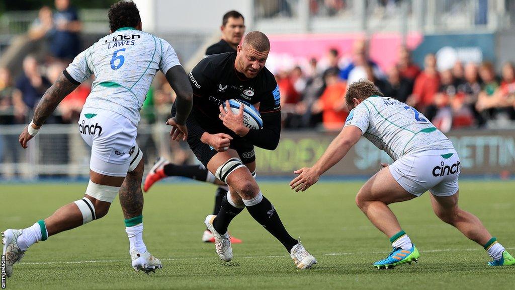 Saracens' Nick Isiekwe (centre)