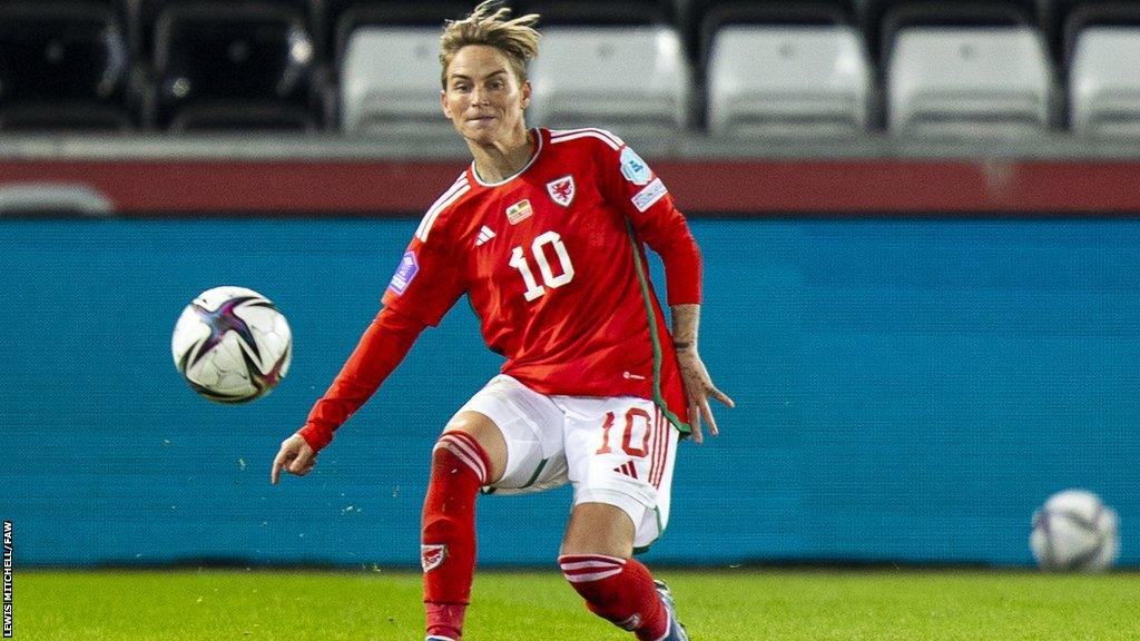 Jess Fishlock in action for Wales