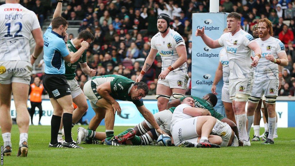 A brace of tries from Juan Martin Gonzalez sealed an Irish victory