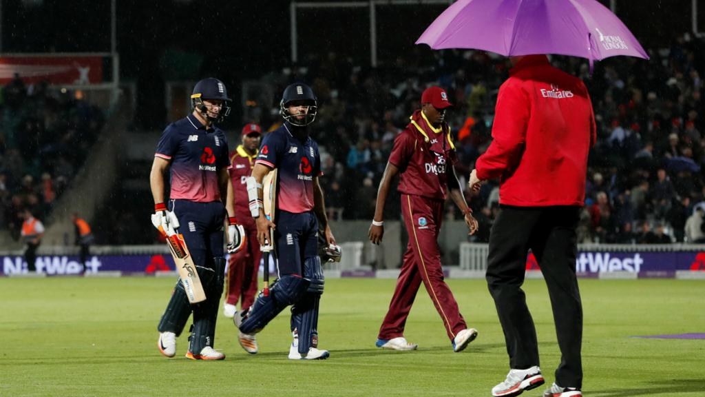 Jos Buttler and Moeen Ali leave the pitch