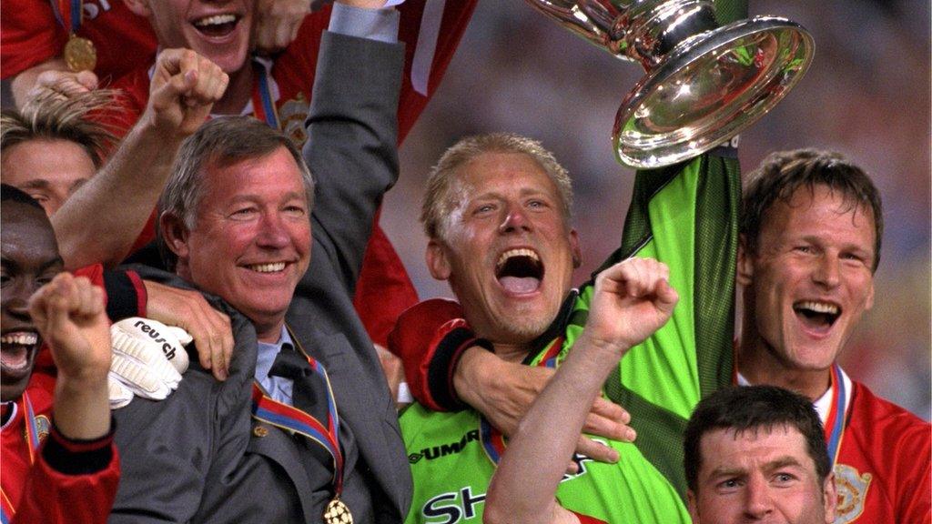 Sir Alex Ferguson and Peter Schmeichel and other members of the 1999 Champions League winning team