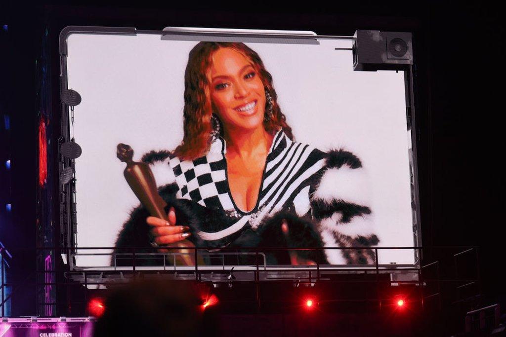 Beyoncé thanking fans at Brit Awards 2023