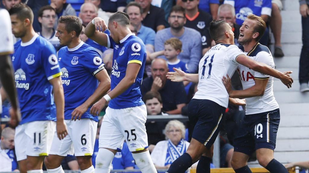 Erik Lamela celebrates