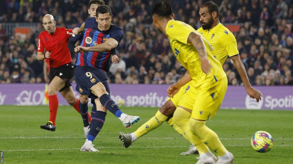 Robert Lewandowski scores Barcelona's second goal against Cadiz at the Nou Camp