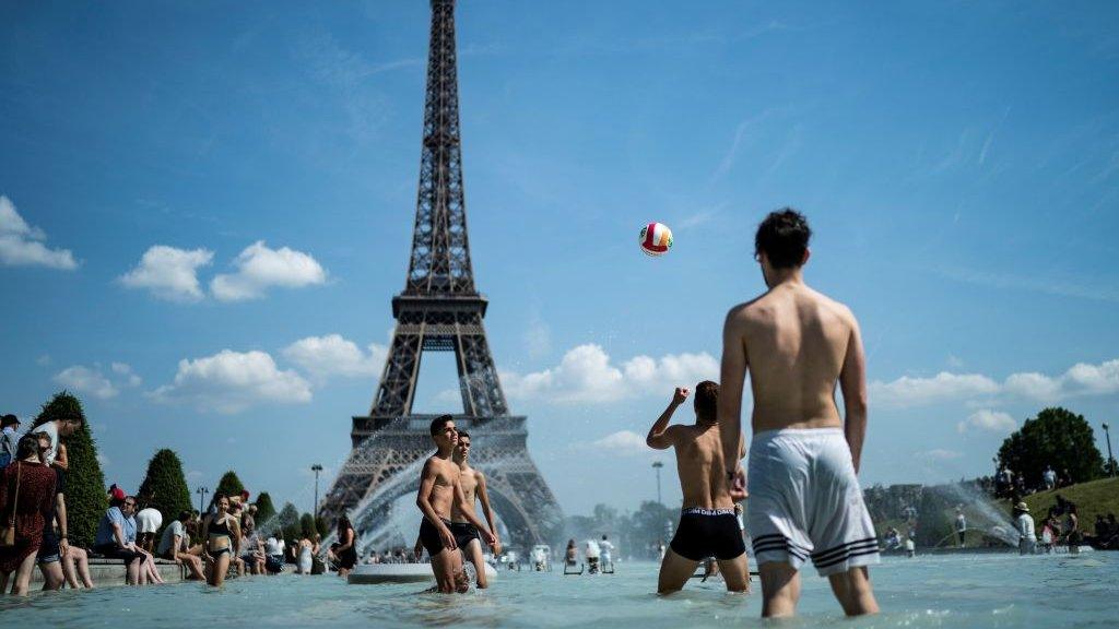 Eiffel-tower-fountain