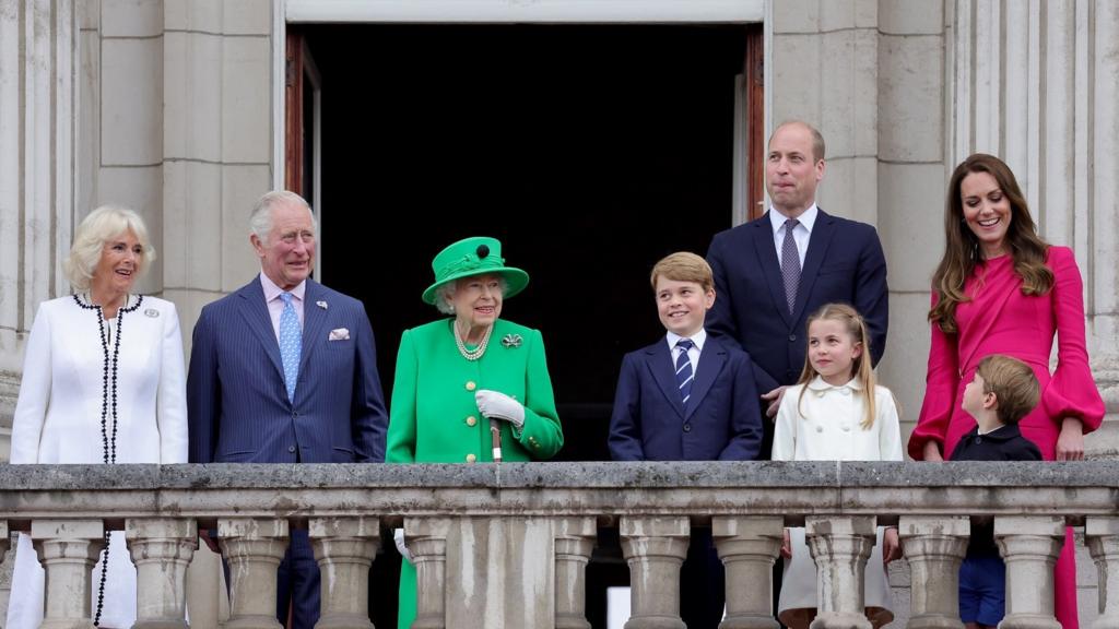 Queen on balcony