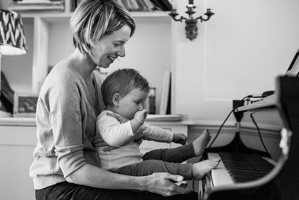 Helena with her child at the piano