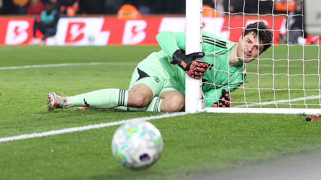 Senne Lammens sends the ball wide 