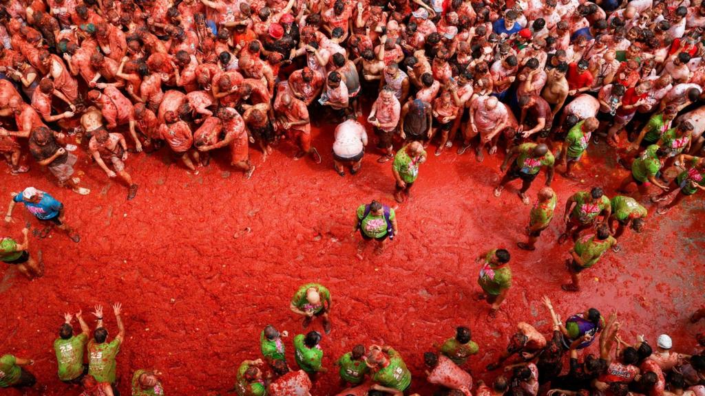 Watch As Crowds Hurl Tomatoes At Each Other For 80th La Tomatina Food Watch As Crowds Hurl Tomatoes At Each Other For 80th La Tomatina Food