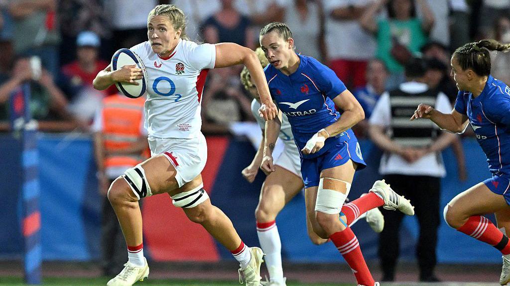 Zoe Aldcroft runs with the ball against France