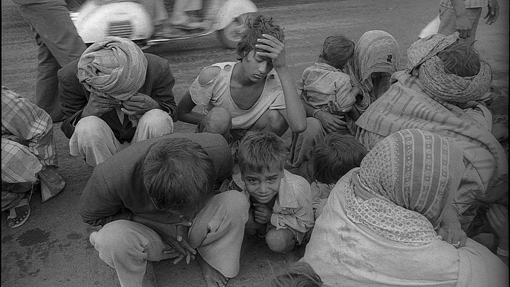 BHOPAL, INDIA DECEMBER 4: (FILE PHOTO) Victims of Bhopal gas tragedy rest on a roadside on December 4, 1984 in Bhopal, India on December 4, 1984 in Bhopal, India. On the night of Dec 2-3, 1984 poisonous gas leaked from Union Carbide pesticide plant killing between 25,000 to 35,000 people and afflicting another 120,000-150,000 with chronic diseases. Warren Anderson, the former CEO of Union Carbide Corp, has died at 92 after living for 30 years under the shadow of the 1984 Bhopal gas tragedy that killed thousands. (Photo by Hindustan Times via Getty Images)