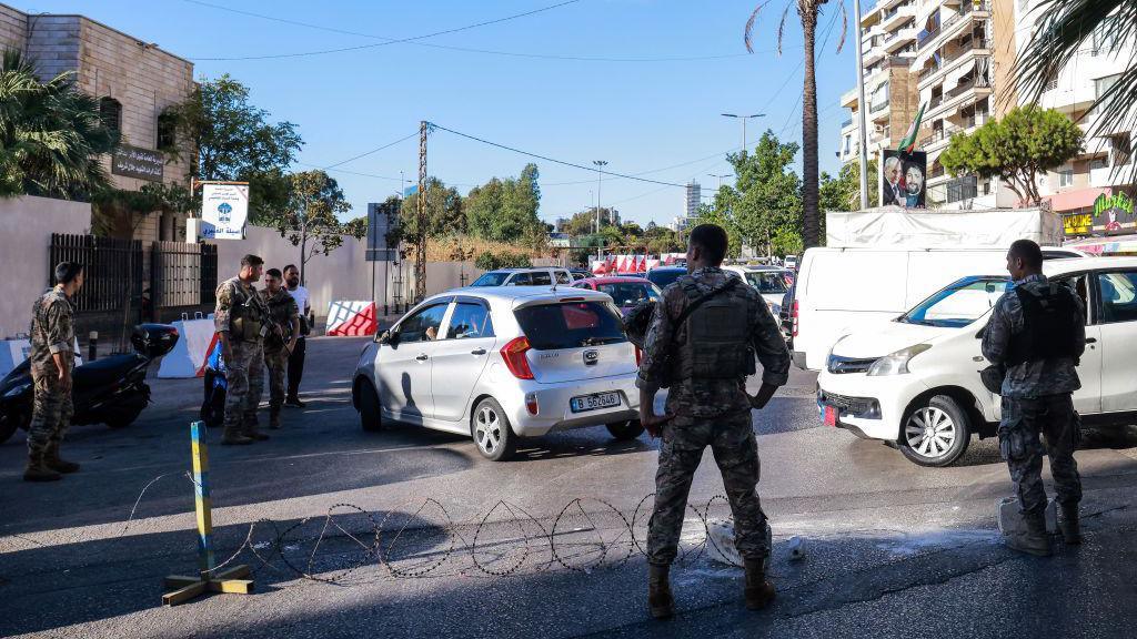 Lebanese army soldiers block an entrance of a southern suburb of Beirut (17 September 2024)