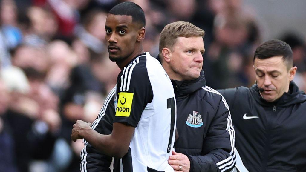 Alexander Isak receives a pat on the back from Eddie Howe as he leaves the field while playing for Newcastle in the 2024-25 season