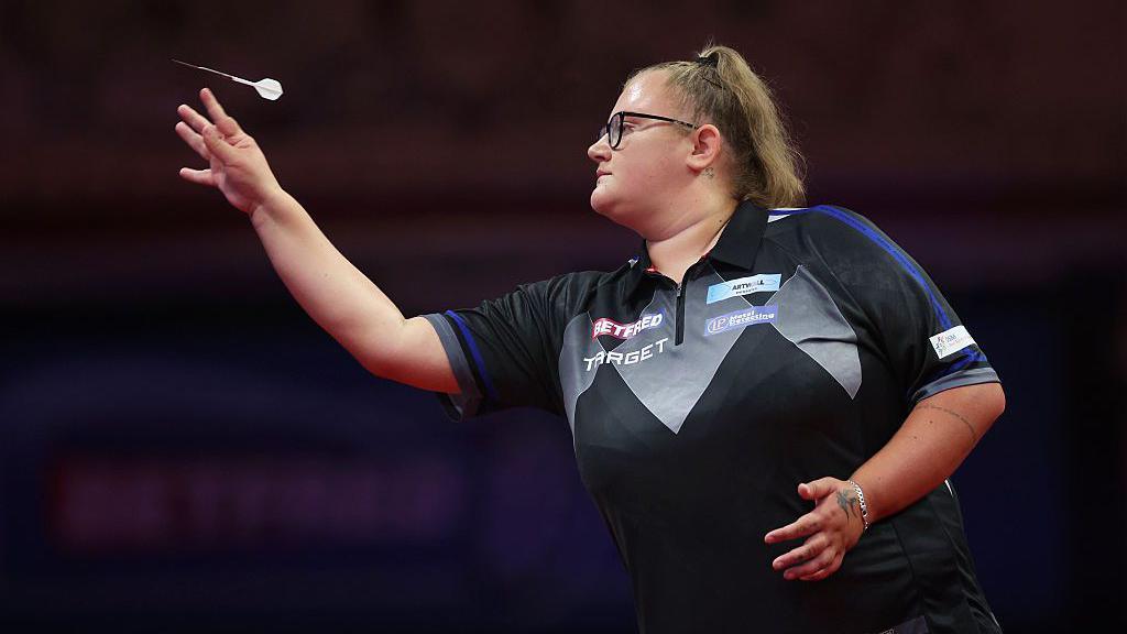 Beau Greaves throws a dart