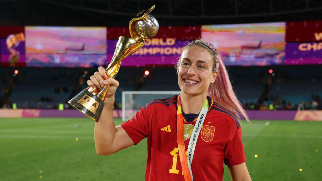  Alexia Putellas with the FIFA Women's World Cup Trophy in 2023.