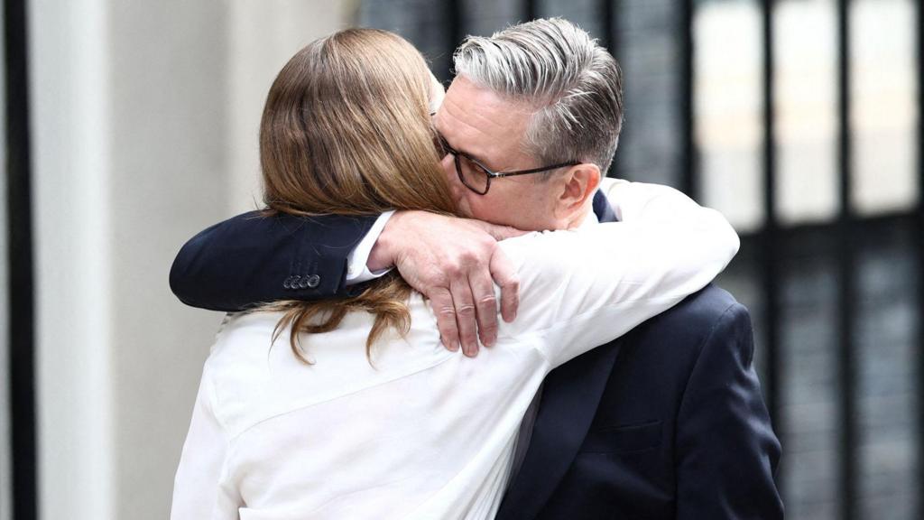 Starmer and wife embracing in Downing St
