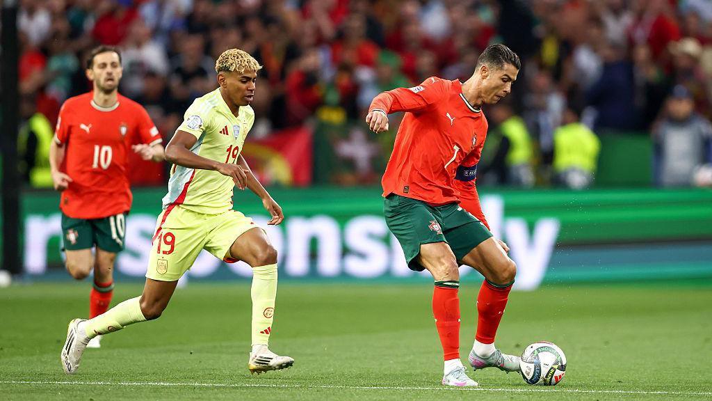Lamine Yamal and Ronaldo vying for the ball.
