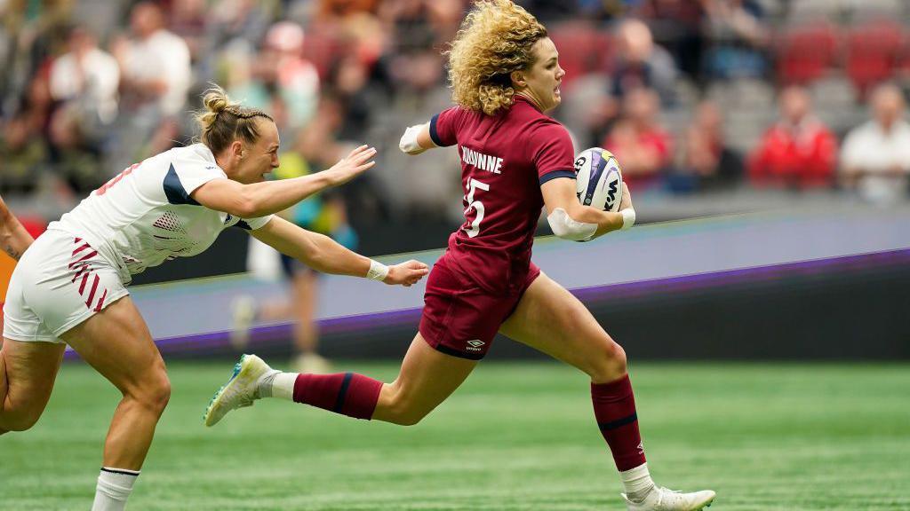 Ellie Kildunne accelerates away to score a try