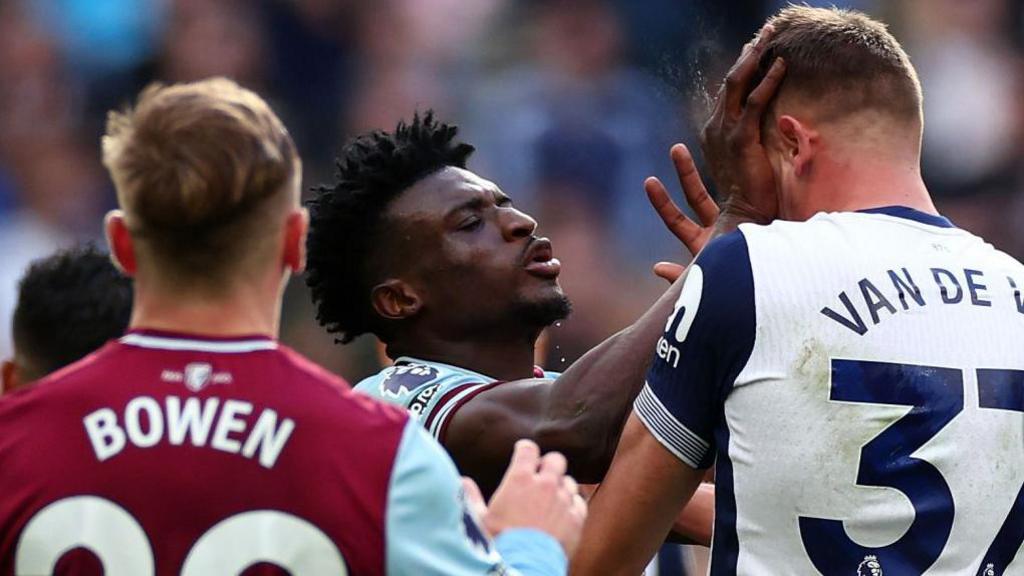 Mohammed Kudus puts his hands in the face of Micky van de Ven