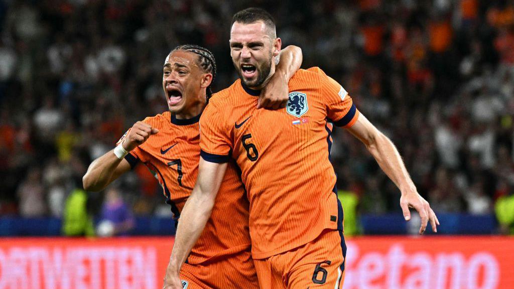 Stefan de Vrij  celebrates with Xavi Simons