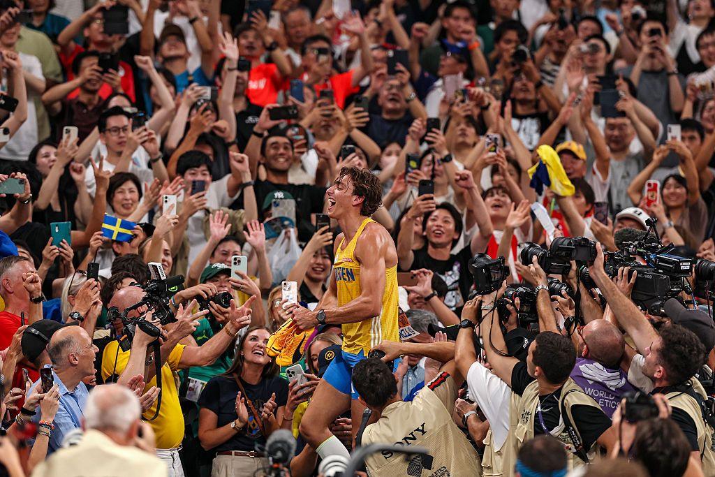 Armand Duplantis celebrates world gold by jumping into the stands