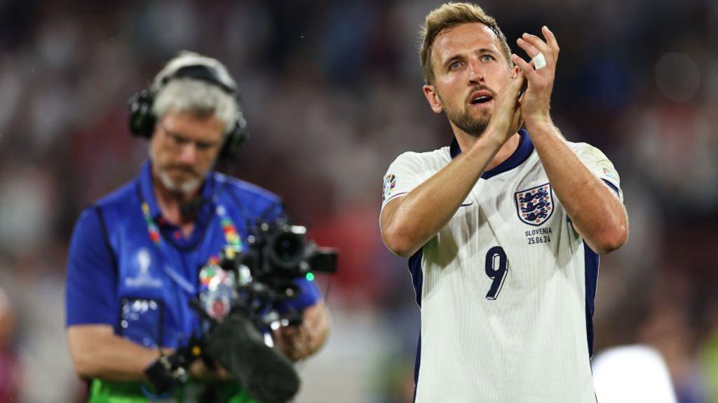 Harry Kane claps to fans