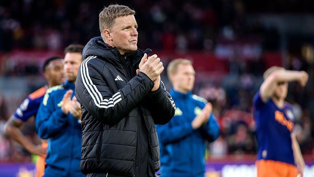 Eddie Howe applauds Newcastle United fans after the 3-1 defeat against Brentford at the Gtech Community Stadium