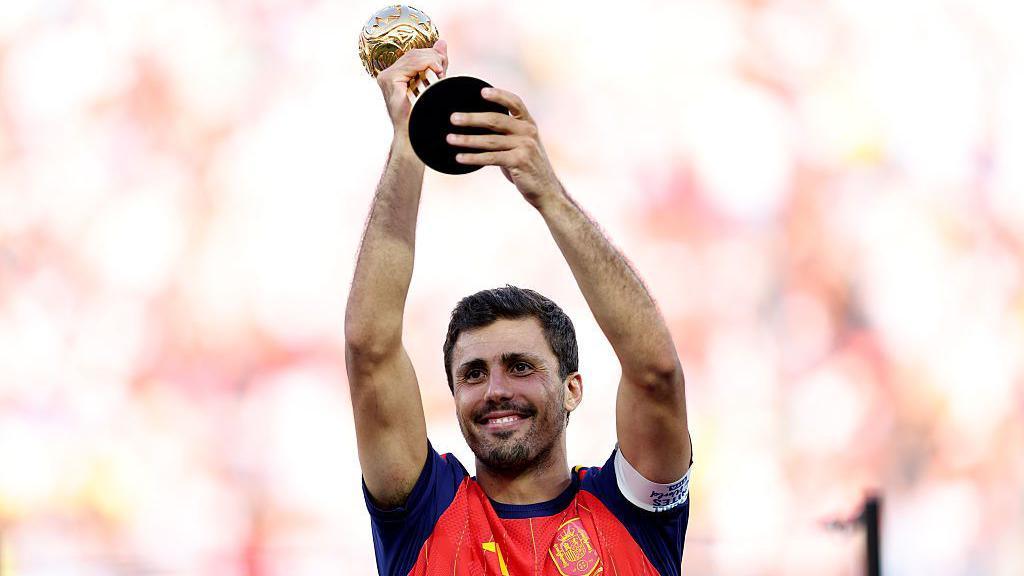 Rodri with his award.