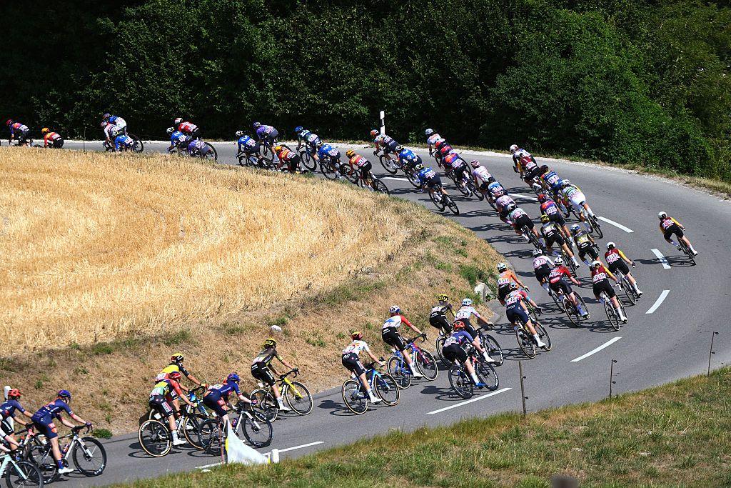 The peloton with scenic background