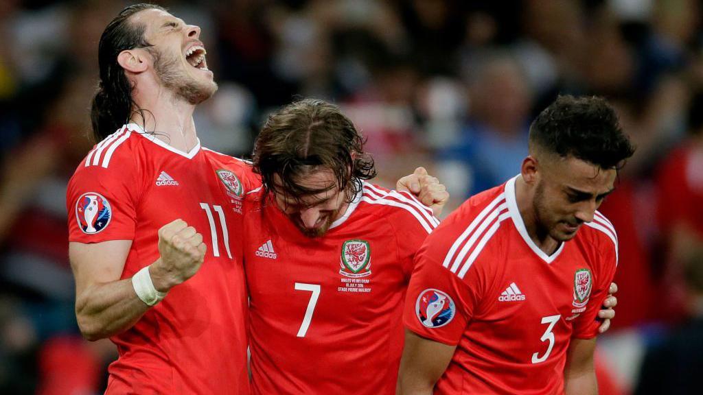 Gareth Bale, Joe Allen a Neil Taylor yn dathlu curo Gwlad Belg 3-1 yn Lille yn Euro 2016